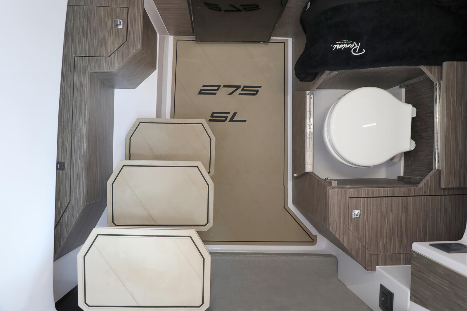 Pneu Marine Services 06 Zodiac Semi Rigide Cannes 275 SL INTERIEUR CABINE WC Pneu Marine Services 06 Zodiac Semi Rigide Cannes 275 SL INTERIEUR CABINE WC