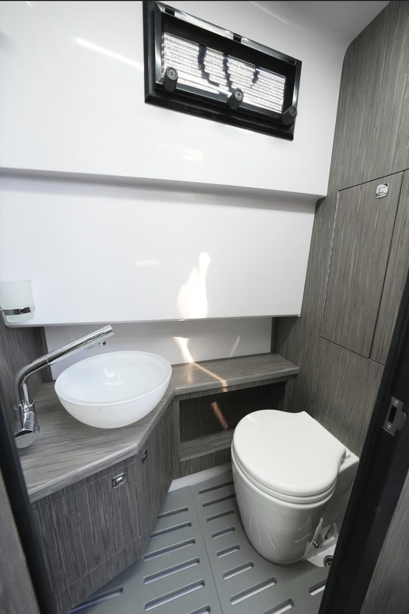 Pneu Marine Services 06 Zodiac Semi Rigide Cannes DSC06268 OK Pneu Marine Services 06 Zodiac Semi Rigide Cannes DSC06268 OK