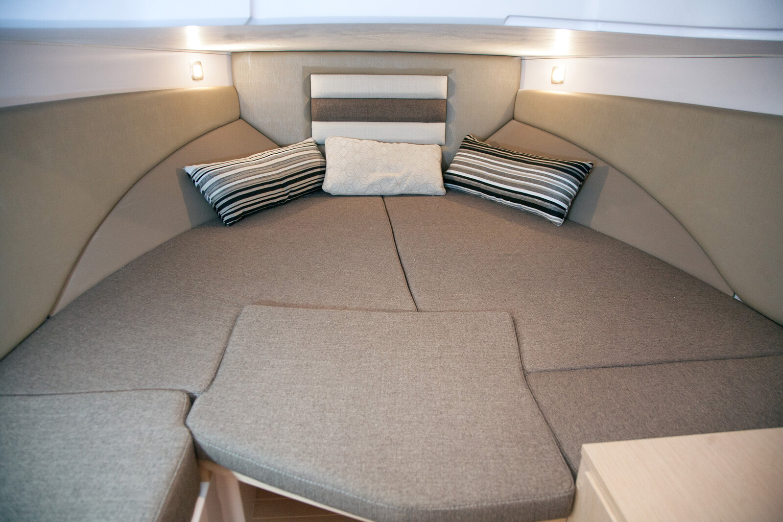 Pneu Marine Services 06 Zodiac Semi Rigide Cannes PHOTO CABINE 1 1 Pneu Marine Services 06 Zodiac Semi Rigide Cannes PHOTO CABINE 1 1