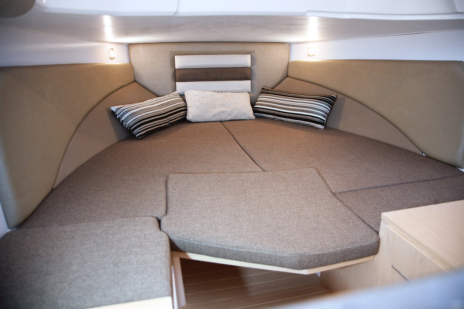 Pneu Marine Services 06 Zodiac Semi Rigide Cannes PHOTO CABINE 1 2 Pneu Marine Services 06 Zodiac Semi Rigide Cannes PHOTO CABINE 1 2