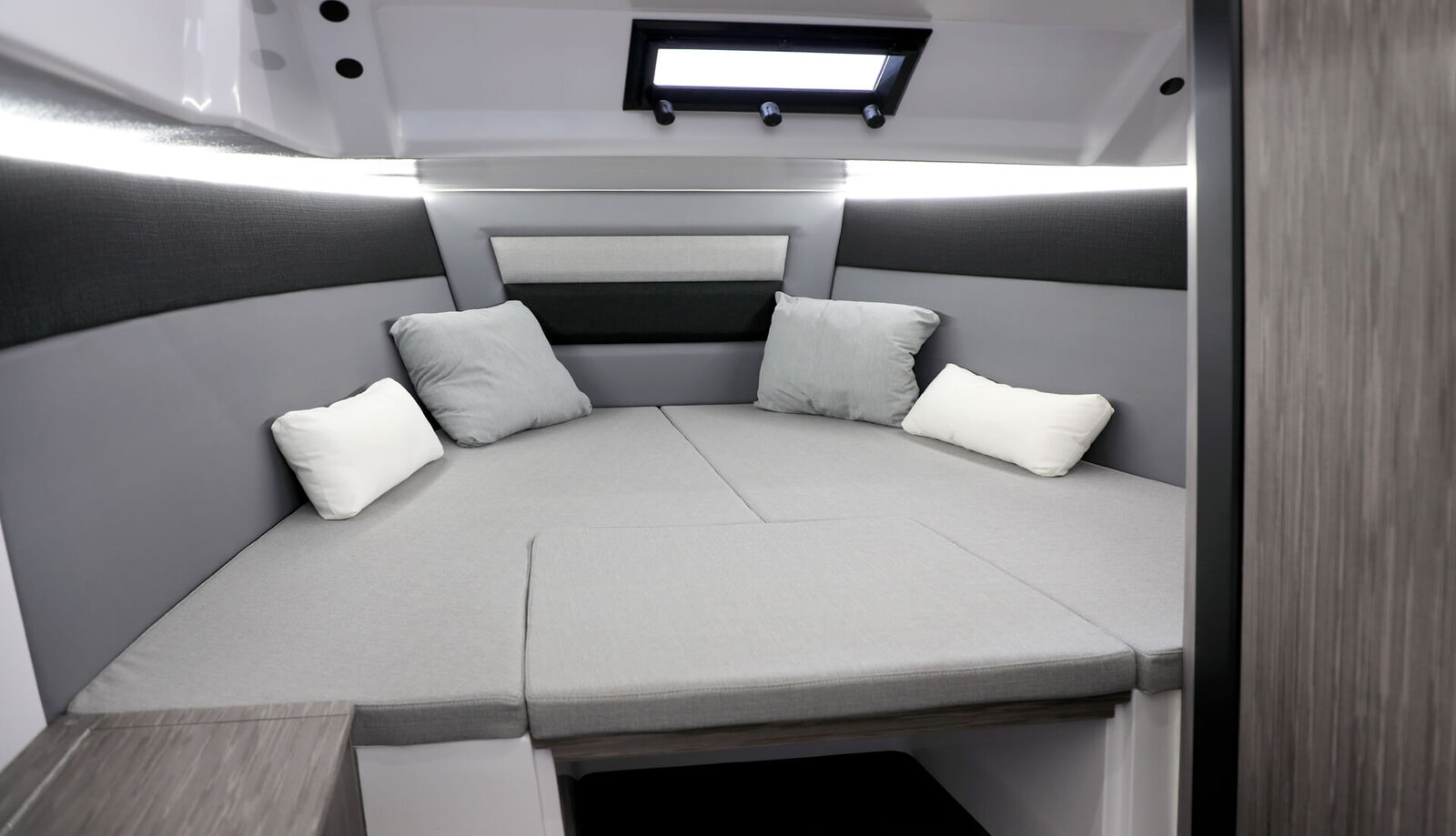 Pneu Marine Services 06 Zodiac Semi Rigide Cannes PHOTO CABINE 1 4 Pneu Marine Services 06 Zodiac Semi Rigide Cannes PHOTO CABINE 1 4