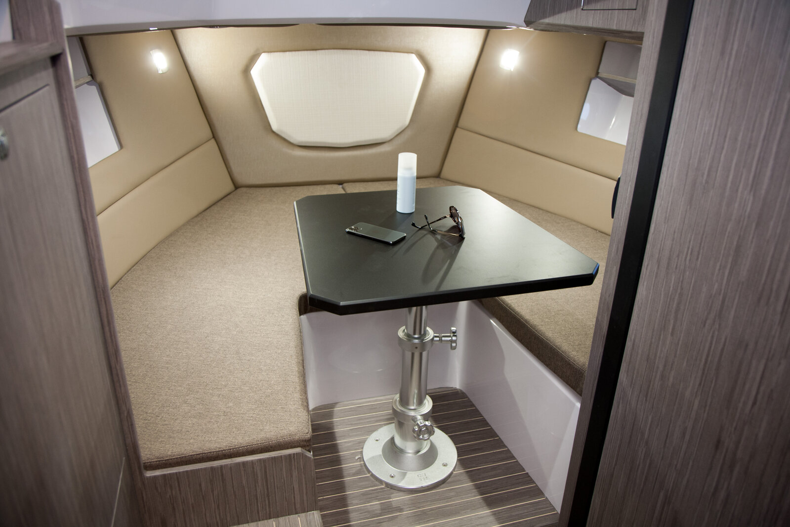 Pneu Marine Services 06 Zodiac Semi Rigide Cannes PHOTO CABINE 1 5 Pneu Marine Services 06 Zodiac Semi Rigide Cannes PHOTO CABINE 1 5