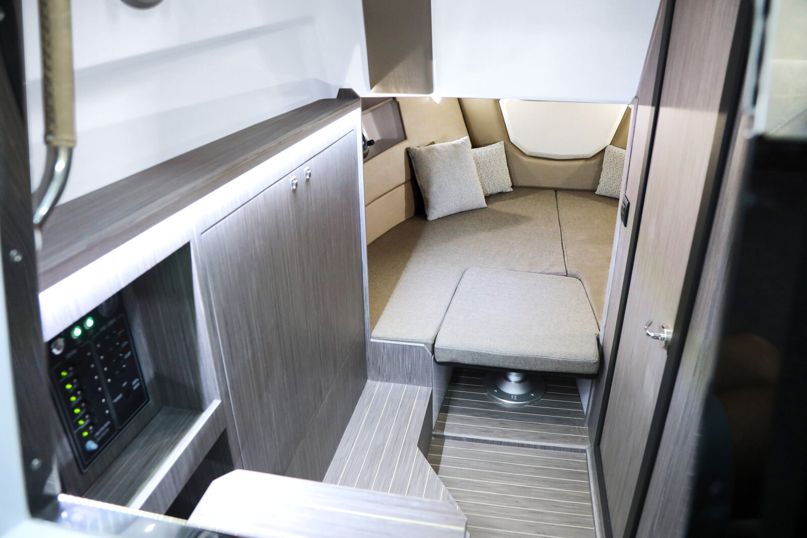 Pneu Marine Services 06 Zodiac Semi Rigide Cannes PHOTO CABINE 1 6 Pneu Marine Services 06 Zodiac Semi Rigide Cannes PHOTO CABINE 1 6