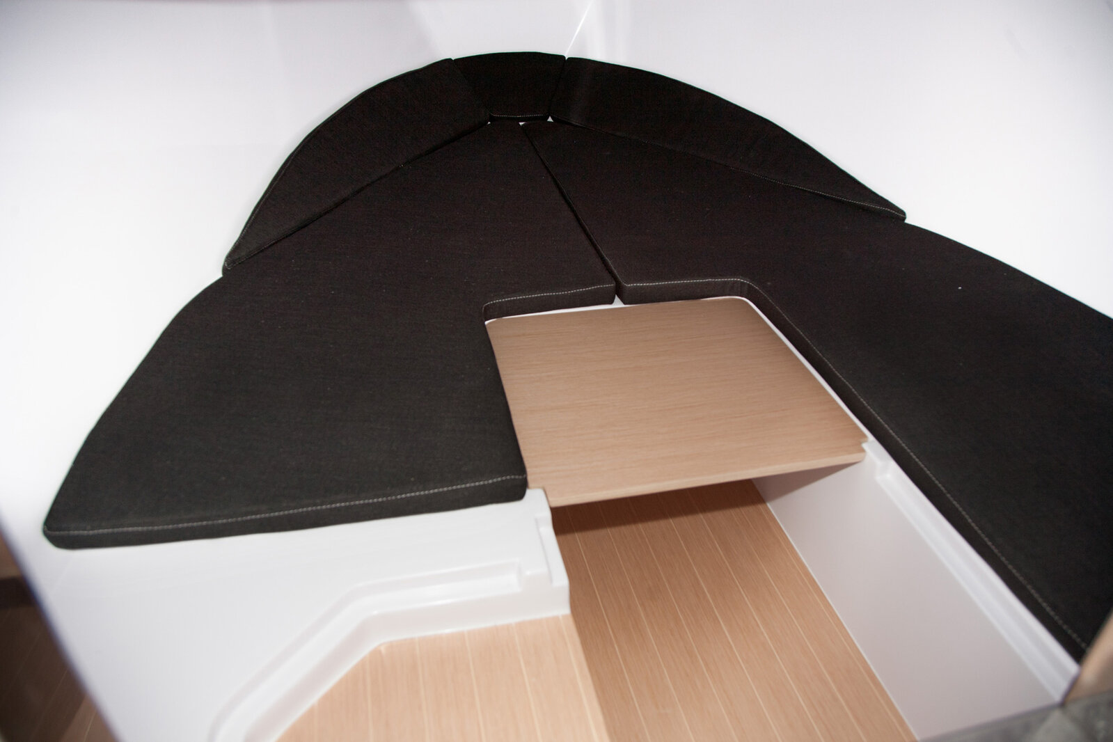 Pneu Marine Services 06 Zodiac Semi Rigide Cannes PHOTO CABINE 1 Pneu Marine Services 06 Zodiac Semi Rigide Cannes PHOTO CABINE 1