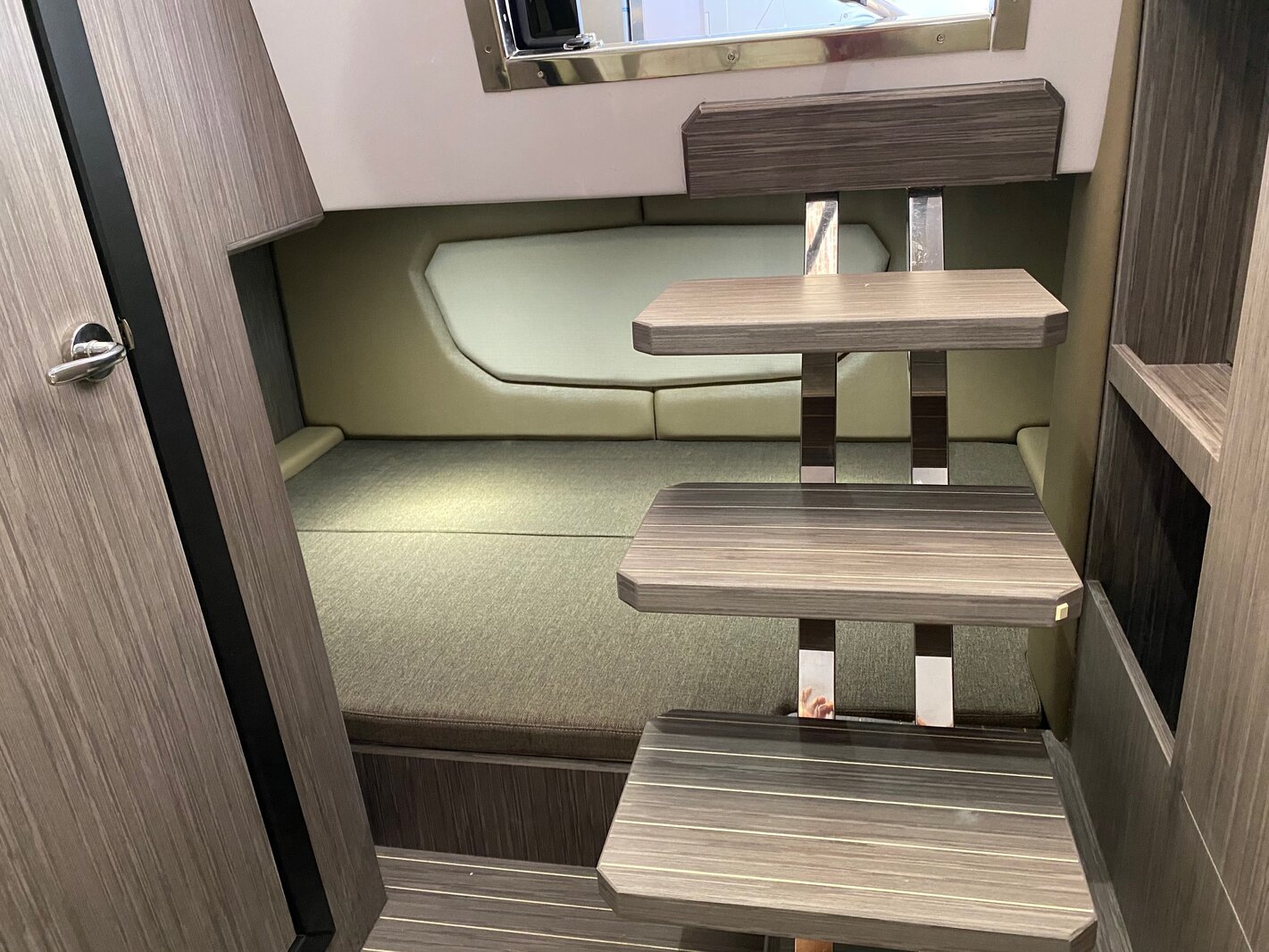 Pneu Marine Services 06 Zodiac Semi Rigide Cannes PHOTO CABINE 2 3 Pneu Marine Services 06 Zodiac Semi Rigide Cannes PHOTO CABINE 2 3