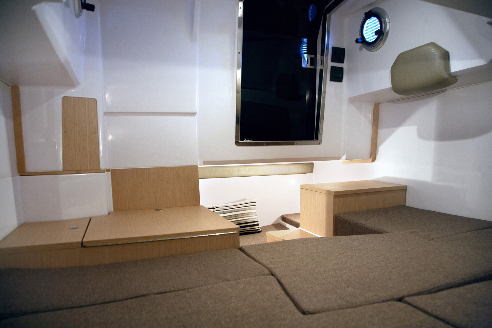 Pneu Marine Services 06 Zodiac Semi Rigide Cannes PHOTO CABINE 2 Pneu Marine Services 06 Zodiac Semi Rigide Cannes PHOTO CABINE 2