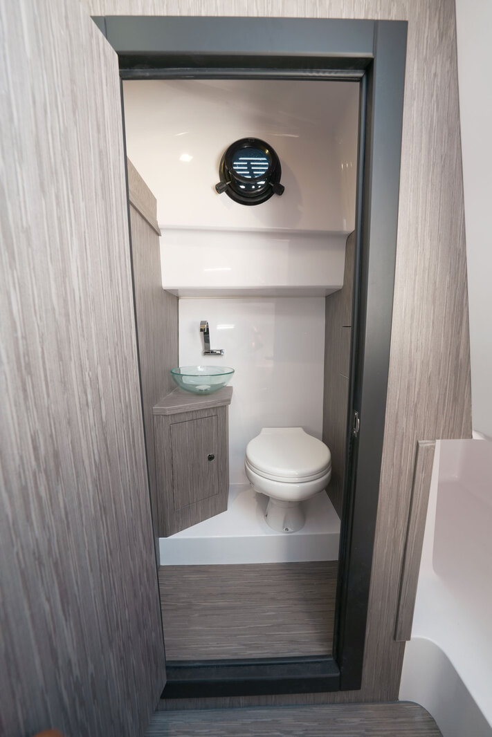 Pneu Marine Services 06 Zodiac Semi Rigide Cannes PHOTO CABINE 3 1 Pneu Marine Services 06 Zodiac Semi Rigide Cannes PHOTO CABINE 3 1