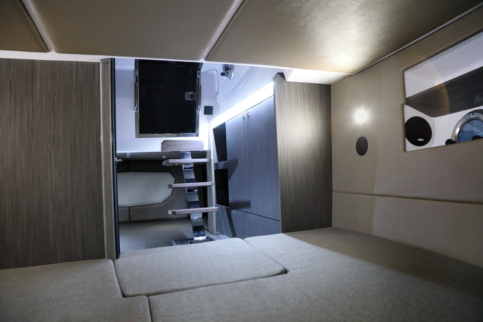 Pneu Marine Services 06 Zodiac Semi Rigide Cannes PHOTO CABINE 3 2 Pneu Marine Services 06 Zodiac Semi Rigide Cannes PHOTO CABINE 3 2