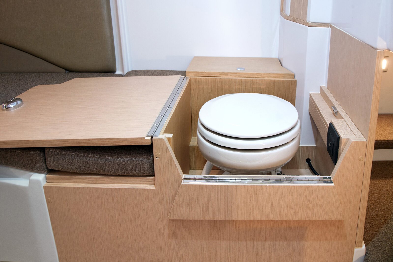 Pneu Marine Services 06 Zodiac Semi Rigide Cannes PHOTO CABINE TOILETTE MARIN Pneu Marine Services 06 Zodiac Semi Rigide Cannes PHOTO CABINE TOILETTE MARIN